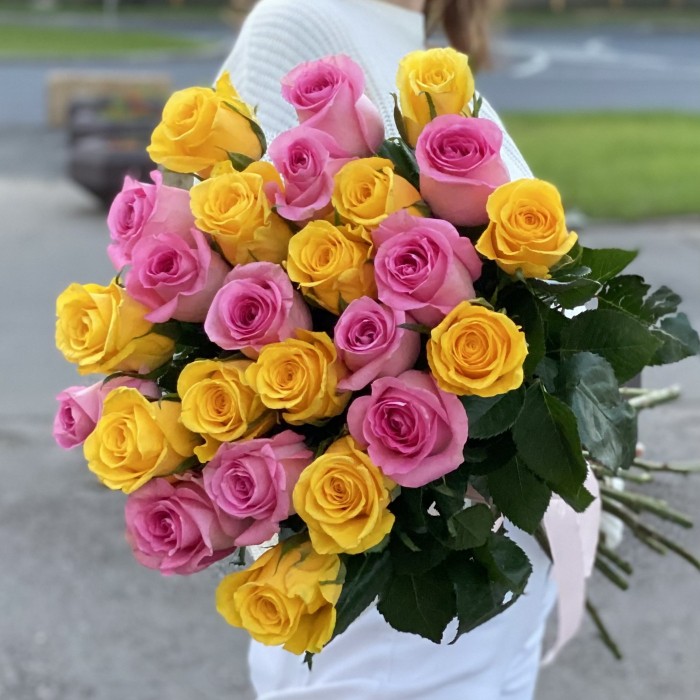 25 розовых и желтых роз 60 см